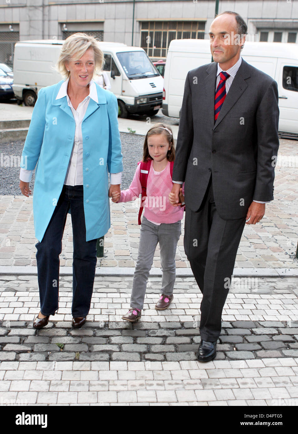 La Princesse Astrid de Belgique (L) et son mari le Prince Lorenz (R) d'accompagner leur fille, la Princesse Laetitia Maria (C) à l'école après les vacances d'été au-Sint-Jan Berchmanscollege à Bruxelles, Belgique, 01 septembre 2009. Photo : Patrick van Katwijk Banque D'Images