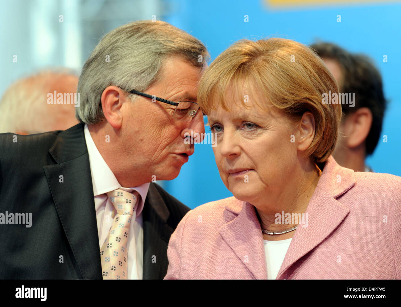 Le Premier ministre Jean-Claude Juncker luxembourgeoise des chuchotements dans la chancelière allemande Angela Merkel ?s au cours d'une manifestation de l'oreille de sa campagne électorale à Trèves, Allemagne, 02 septembre 2009. Photo : Harald Tittel Banque D'Images