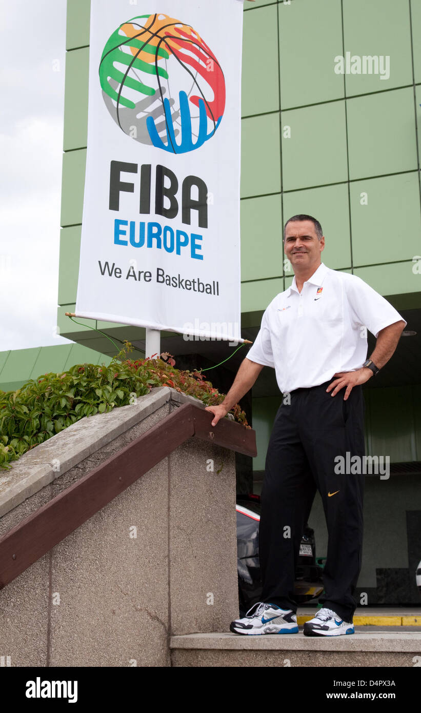 Dirk Bauermann, entraîneur-chef de l'Allemagne ?s national basketball teamm, pose pour les photographes en face de l'équipe Hôtel à Gdansk, en Pologne, du 07 septembre 2009. L'Allemagne est confrontée à la France dans un match de groupe le même jour. Photo : FRISO GENTSCH Banque D'Images