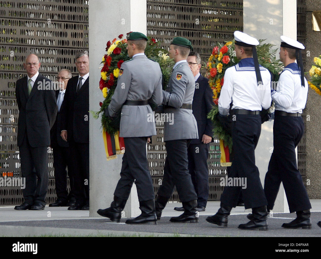 (L-R) Le président du Bundestag, Norbert Lammert, le président allemand Horst Köhler et le chef de la chancellerie, Thomas de Maizière, regarder comme soldats déposent des couronnes au cours de la cérémonie d'inauguration de la Bundeswehr allemande site mémorial à Berlin, Allemagne, 08 septembre 2009. Le monument rend hommage à tous les membres civils et militaires de l'Allemagne ?s qui sont morts dans l'armée, à l'action Banque D'Images
