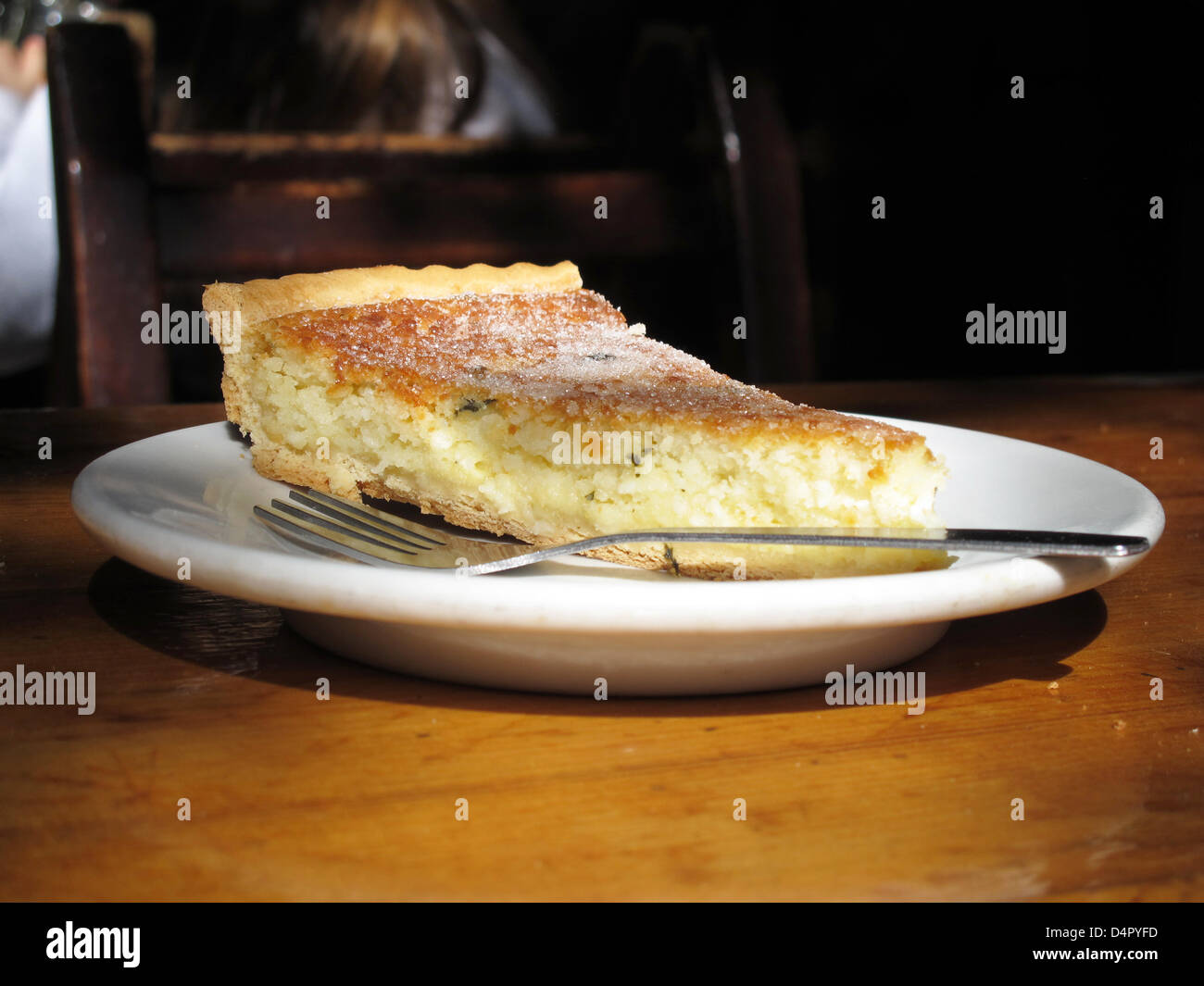 Une Tranche De Gateau Au Fromage Un Flao Delicatesse D Ibiza Avec Un Soupcon De Menthe Et D Anis Est Exposee Au Bar Anita Eatery A Santa Eulalia Del Rio Sur L Ile Espagnole D Ibiza