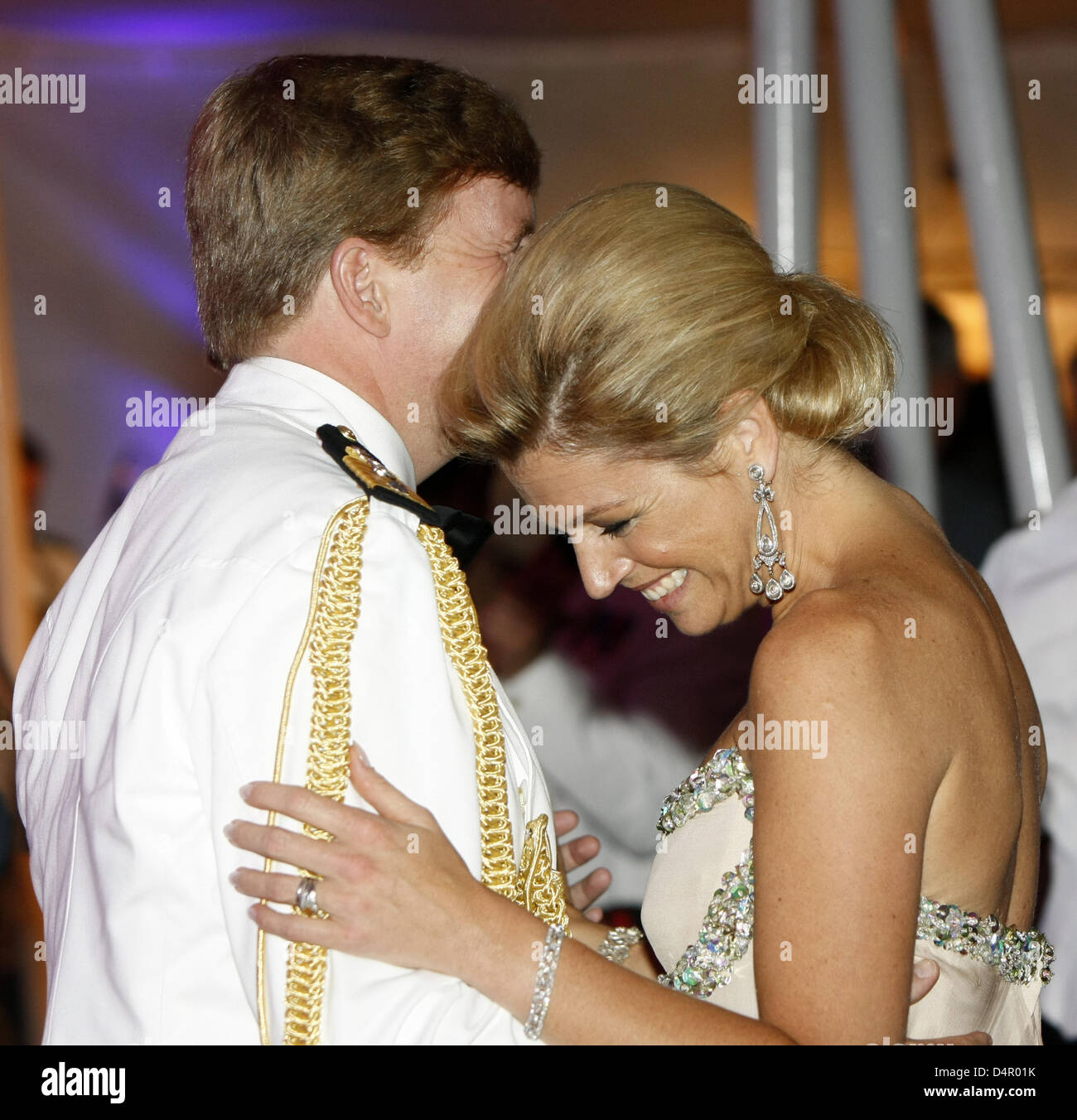 Couronne néerlandaise Prince Willem-Alexander et la Princesse Maxima dance après un dîner sur la frégate de la marine néerlandaise Hr. Mme Tromp au pier 88 à New York, USA, 12 septembre 2009. La visite officielle du couple durera du 08 au 13 septembre 2009 et célèbre les 400 ans de la liaison entre New York et les Pays-Bas. Photo : Edwin Smulders Banque D'Images
