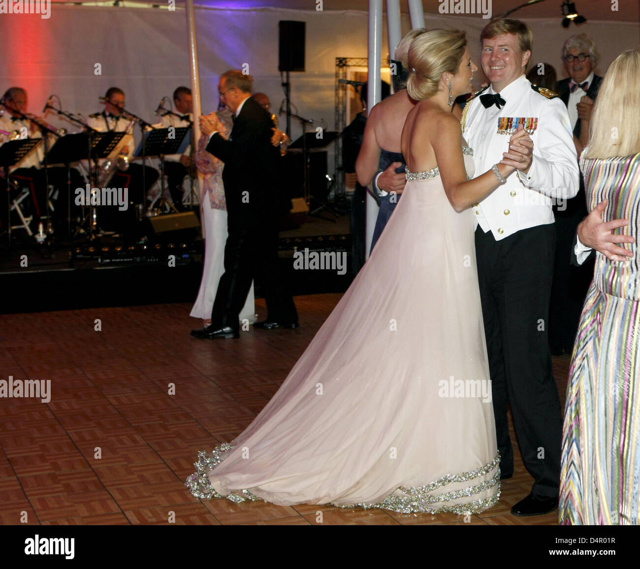 Couronne néerlandaise Prince Willem-Alexander et la Princesse Maxima dance après un dîner sur la frégate de la marine néerlandaise Hr. Mme Tromp au pier 88 à New York, USA, 12 septembre 2009. La visite officielle du couple durera du 08 au 13 septembre 2009 et célèbre les 400 ans de la liaison entre New York et les Pays-Bas. Photo : Edwin Smulders Banque D'Images