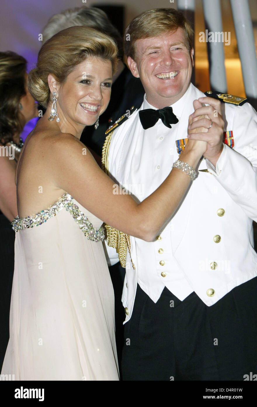 Couronne néerlandaise Prince Willem-Alexander et la Princesse Maxima dance après un dîner sur la frégate de la marine néerlandaise Hr. Mme Tromp au pier 88 à New York, USA, 12 septembre 2009. La visite officielle du couple durera du 08 au 13 septembre 2009 et célèbre les 400 ans de la liaison entre New York et les Pays-Bas. Photo : Edwin Smulders Banque D'Images