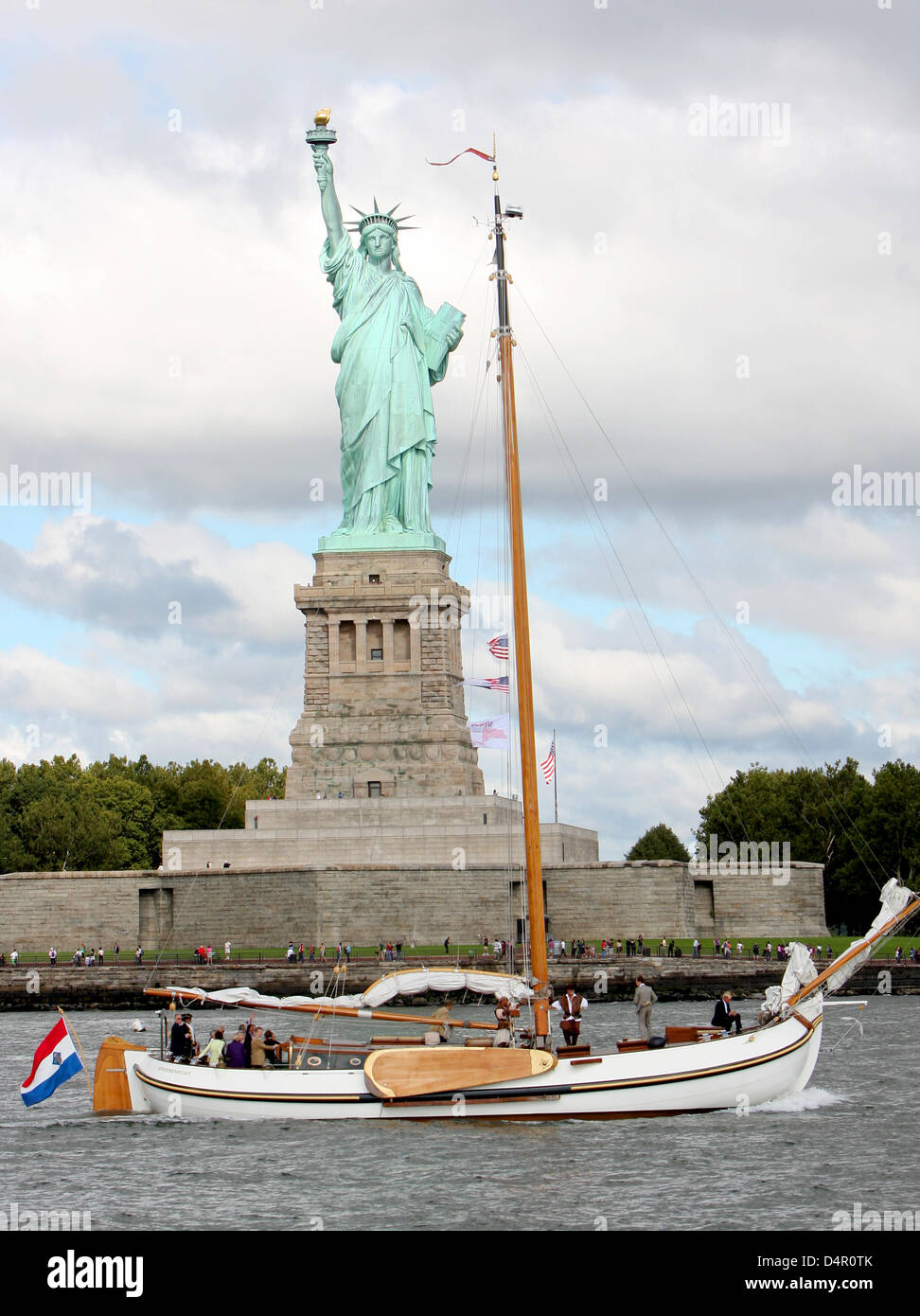 Couronne néerlandaise Prince Willem-Alexander et la Princesse Maxima faire un tour sur "De Groene Vecht ? Navire à voiles à l'Hudson River et de regarder le spectacle de la flotte du port de jour à partir de la FC. Mme Tromp frégate à la rivière Hudson à New York, USA, 13 septembre 2009. La visite officielle du couple durera du 08 au 13 septembre 2009 et célèbre les 400 ans de la liaison entre New Yo Banque D'Images
