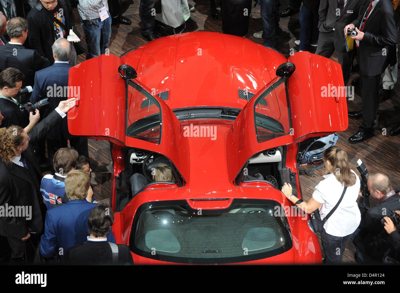 L'œil des visiteurs la Mercedes SLS AMG en vue de la prochaine Salon de Francfort (IAA) à Francfort-sur-Main, Allemagne, 15 septembre 2009. La 63ème IAA a lieu du 17 au 27 septembre 2009. Photo : ULI DECK Banque D'Images