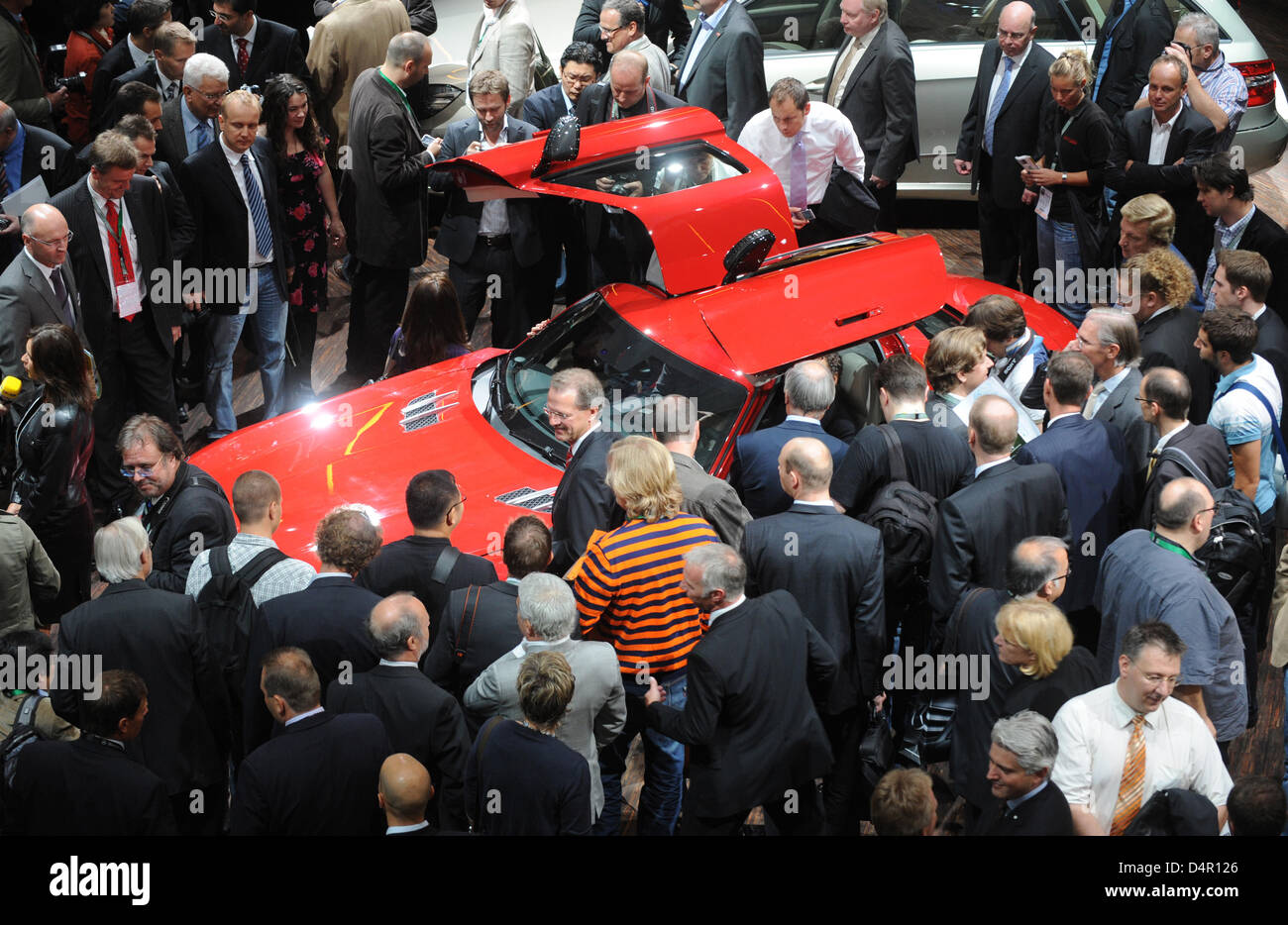 L'œil des visiteurs la Mercedes SLS AMG en vue de la prochaine Salon de Francfort (IAA) à Francfort-sur-Main, Allemagne, 15 septembre 2009. La 63ème IAA a lieu du 17 au 27 septembre 2009. Photo : ULI DECK Banque D'Images