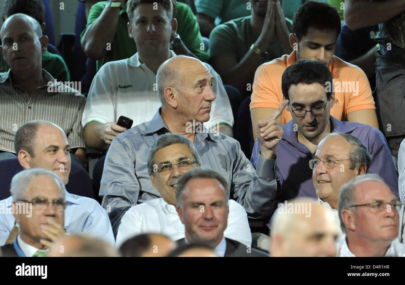 L'ancien Premier Ministre Ehut Olmert (C) montres l'UEFA Champions League groupe A match Maccabi Haïfa FC vs FC Bayern Munich à Ramat Gan stadium à Tel Aviv, Israël, le 15 septembre 2009. Le Bayern Munich a battu Haïfa 3-0. Photo : Andreas Gebert Banque D'Images