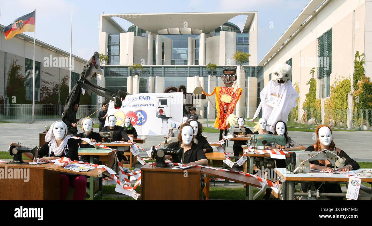 Habillé de protestation des militants en face de la chancellerie à Berlin, Allemagne, 16 septembre 2009. Les appels à protester contre les normes sociales obligatoires et des conditions de travail équitables. Photo : ALINA NOVOPASHINA Banque D'Images