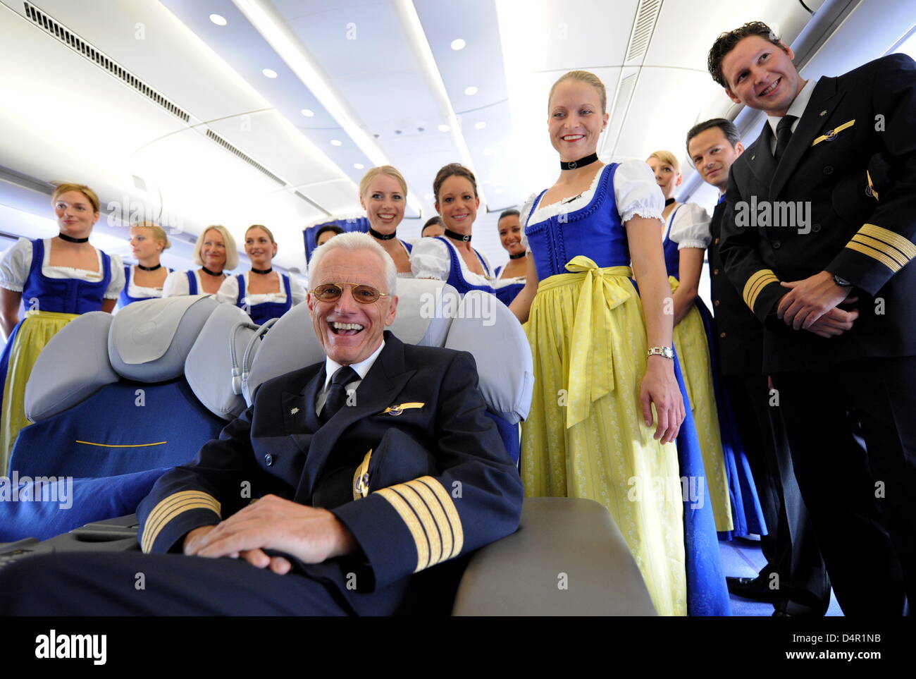 Le capitaine Markus Koch et Lufthansa ?s ?Trachtencrew ? Dans un avion à l'aéroport de Munich, Allemagne, 16 septembre 2009. Au cours de l'Oktoberfest de Munich, l'équipage Lufthansa porter des costumes traditionnels et servir les passagers de première classe, un menu spécial Fête de la bière et de la bière dans des petits verres sur bleu et blanc éclatant. PHOTO : TOBIAS HASE Banque D'Images