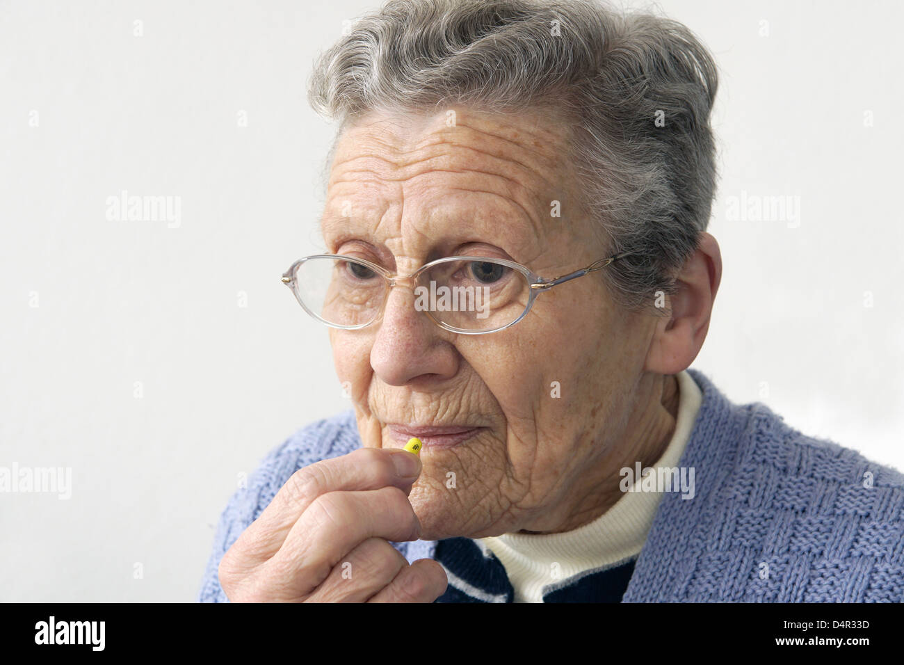 Femme âgée de prendre un comprimé (nitrofurantoin macrodantin antibiotiques) Banque D'Images