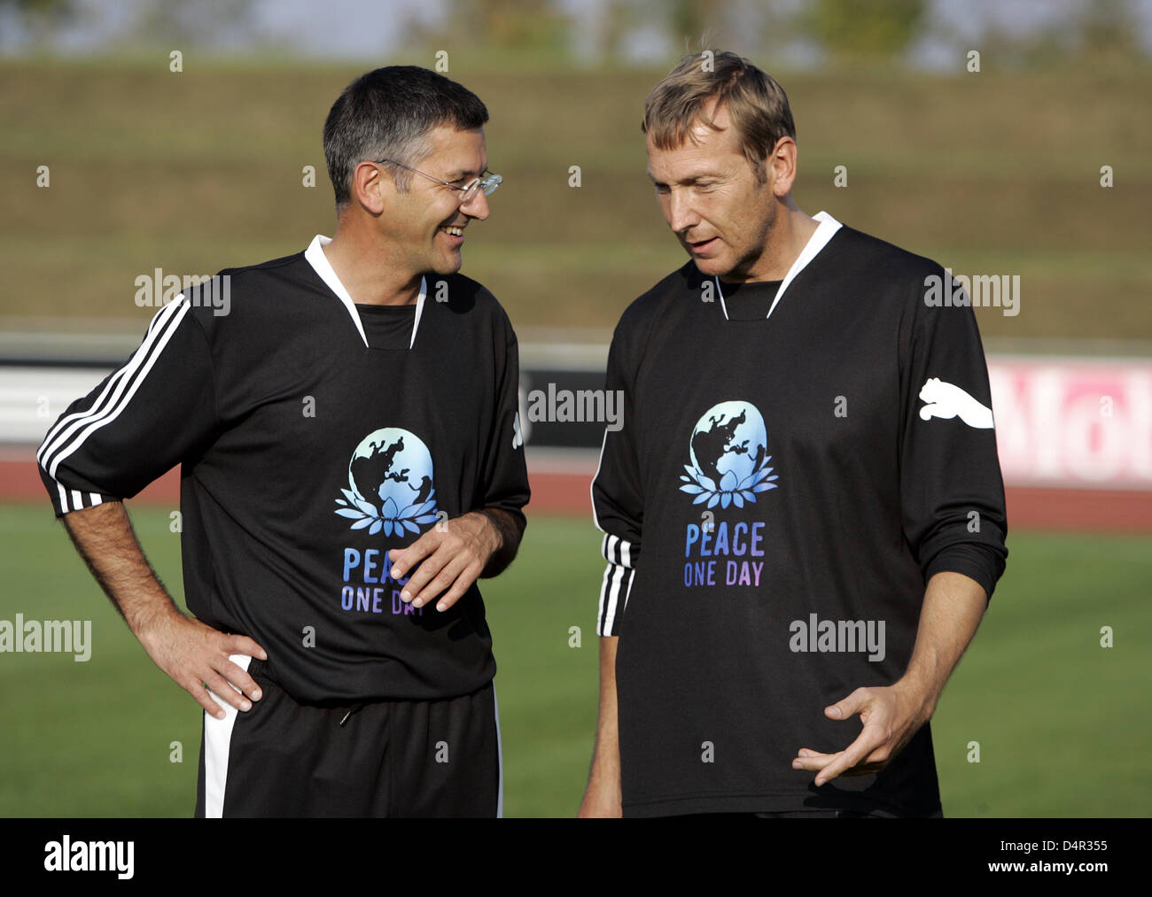 Chef, Herbert Hainer Adidas (L), et directeur général de Puma, Jochen  Zeitz, sur le terrain de soccer à l'avant d'un match amical entre les deux  côtés de l'entreprise à Herzogenaurach, Allemagne, 21