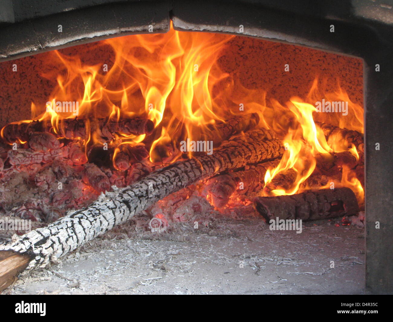 Un feu de bois, four à pizza à Monte Petrosu, Sardaigne, Italie, 09  septembre 2009. Photo : Stephan Jansen Photo Stock - Alamy
