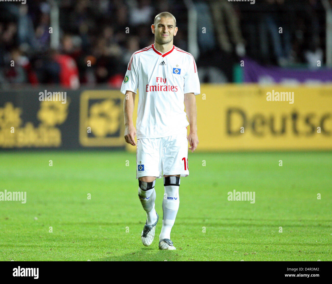 Hambourg Mladen Petric est déçu après l'Allemand DFB Deuxième tour le VfL Osnabrück vs SV Hambourg à osnatel Arena à Osnabrück, Allemagne, le 23 septembre 2009. Club de troisième division Osnabrueck défait première divison club Hamburg 7-5 sur la sanction. Photo : Friso Gentsch Banque D'Images