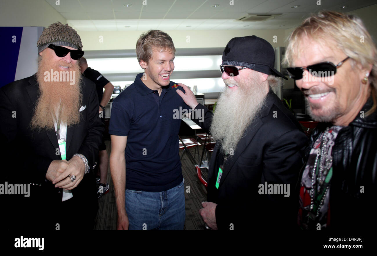 Les membres de ZZ Top, Billy Gibbons (L-R), Dusty Hill et Frank Beard, posent avec l'allemand Sebastian Vettel, pilote de Formule 1 (2-L) de Red Bull dans le garage de l'équipe de Marina Bay Street Circuit dans Singapour, Singapour, 23 septembre 2009. Le Grand Prix de Formule 1 de Singapour aura lieu le 27 septembre 2009. Photo : FELIX HEYDER Banque D'Images