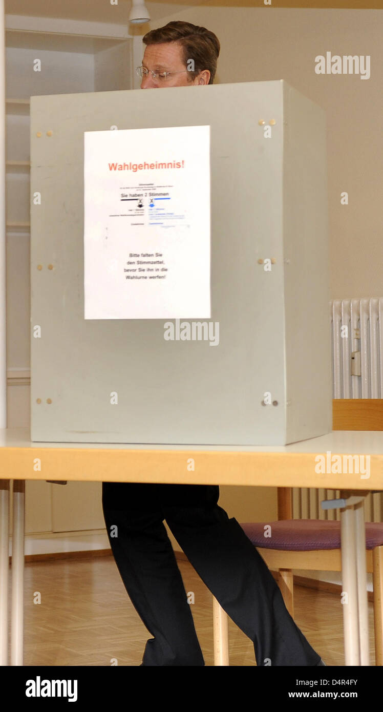 Guido Westerwelle, le premier candidat pour les libéraux (FDP), jette le vote à l'élection fédérale à Bonn, Allemagne, le 27 septembre 2009. Photo : ACHIM SCHEIDEMANN Banque D'Images