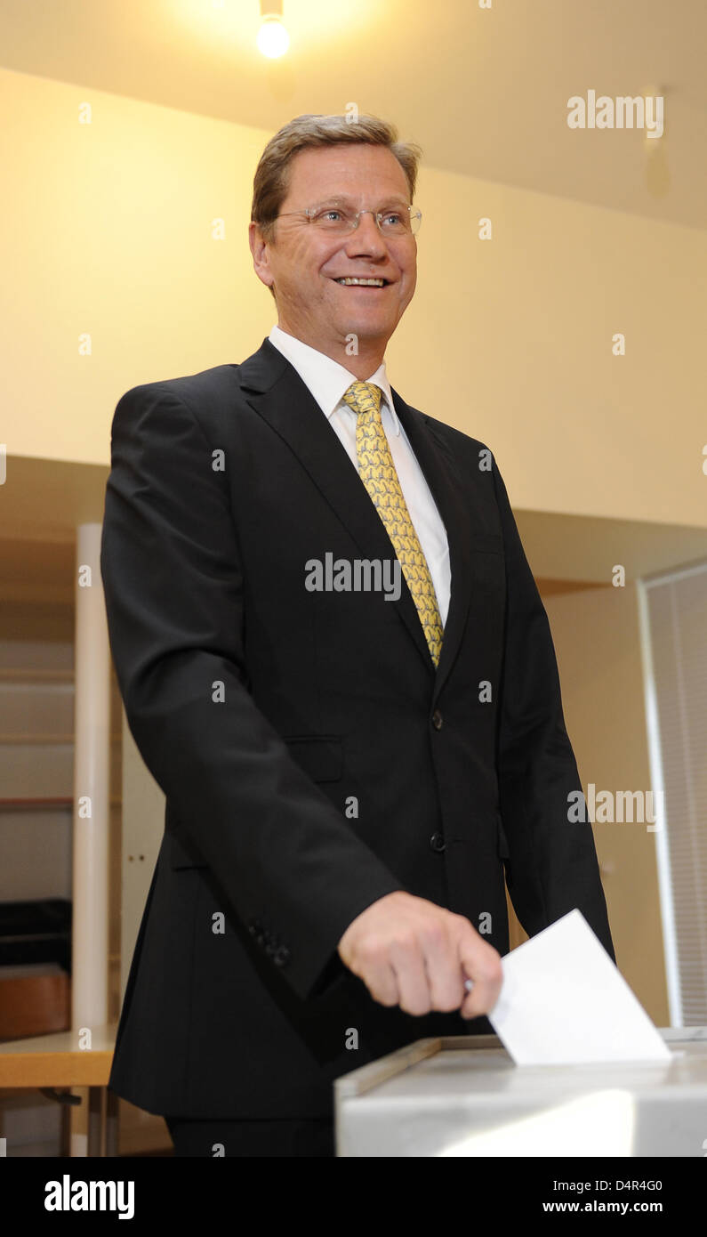 Guido Westerwelle, le premier candidat pour les libéraux (FDP), jette le vote à l'élection fédérale à Bonn, Allemagne, le 27 septembre 2009. Photo : ACHIM SCHEIDEMANN Banque D'Images