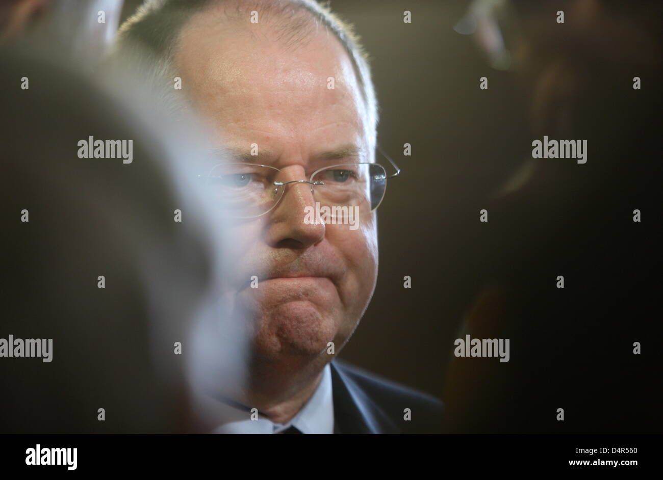 Le ministre allemand des Finances Peer Steinbrueck de SPD, sociaux-démocrates, l'air abattu à la veille des élections du Bundestag à Berlin, Allemagne, le 27 septembre 2009. Photo : Oliver Berg Banque D'Images