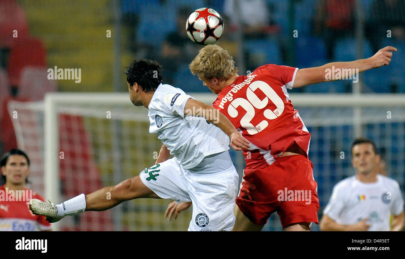 Pavel Pogrebnyak Stuttgart ?s (R) se bat pour la balle avec Urziceni ?s Vasile Maftei durant la phase de groupes de la Ligue des Champions match entre le club de soccer de la Bundesliga allemande et le VfB Stuttgart Unirea Urziceni à côté roumain Steaua Stadium à Bucarest, Roumanie, 29 septembre 2009. Le match se termine par un nul 1-1. Photo : Ronald Wittek Banque D'Images