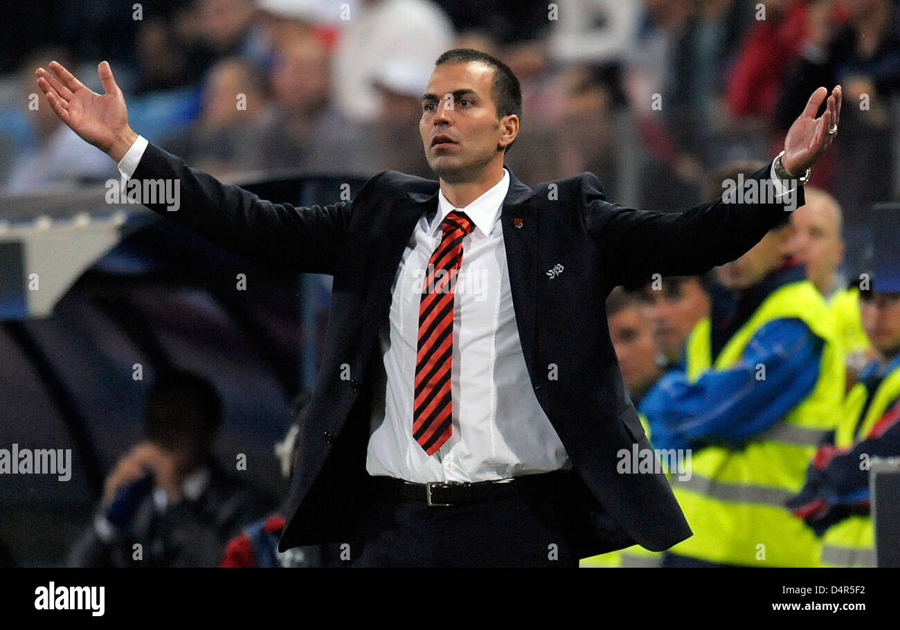 Stuttgart ?s l'entraîneur Markus Babbel gestes à l'écart au cours de la phase de groupes de la Ligue des Champions match entre le club de soccer de la Bundesliga allemande et le VfB Stuttgart Unirea Urziceni à côté roumain Steaua Stadium à Bucarest, Roumanie, 29 septembre 2009. Le match se termine par un nul 1-1. Photo : Ronald Wittek Banque D'Images