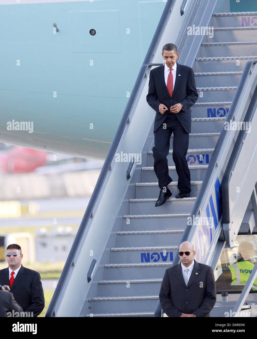 Le président américain Barack Obama a deboards Air Force One à l'aéroport de Copenhague, Danemark, 02 octobre 2009. La Première Dame et le président Obama ont été à Copenhague pour tenir des discours sur l ?s de Chicago pour accueillir les Jeux Olympiques de 2016. Le Comité International Olympique (CIO) se prononceront sur la ville hôte des Jeux de 2016 le 02 octobre 2009 à Chicago, Madrid, Tokyo et Rio de Janeiro appl Banque D'Images