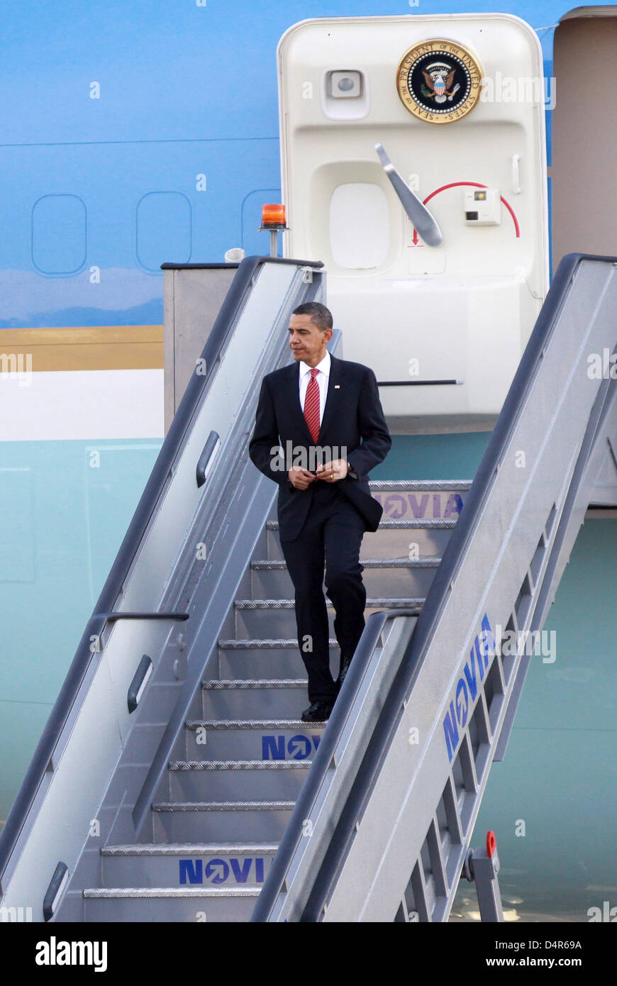 Le président américain Barack Obama a deboards Air Force One à l'aéroport de Copenhague, Danemark, 02 octobre 2009. La Première Dame et le président Obama ont été à Copenhague pour tenir des discours sur l ?s de Chicago pour accueillir les Jeux Olympiques de 2016. Le Comité International Olympique (CIO) se prononceront sur la ville hôte des Jeux de 2016 le 02 octobre 2009 à Chicago, Madrid, Tokyo et Rio de Janeiro appl Banque D'Images