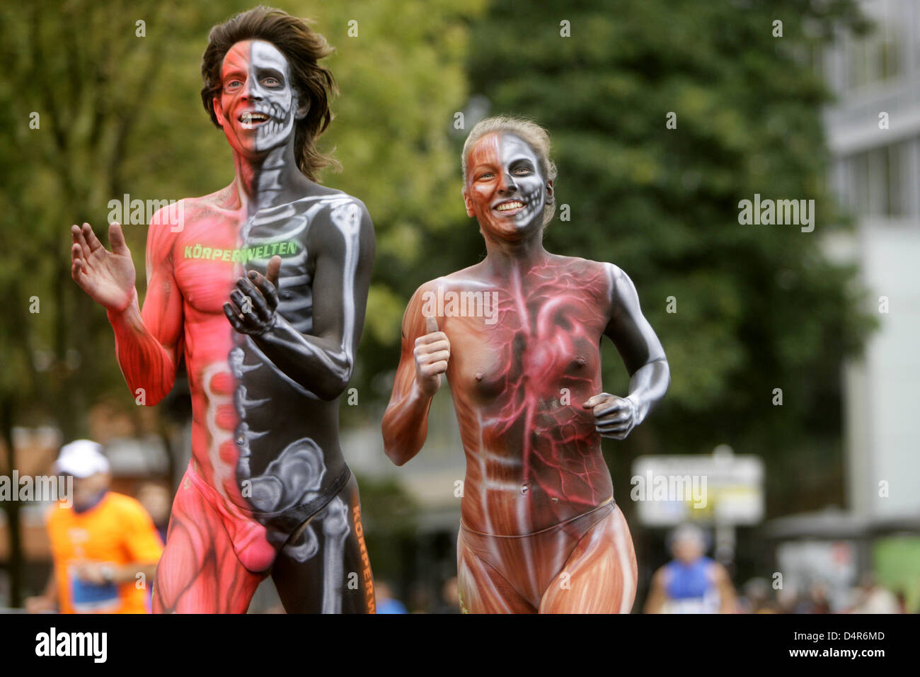 Deux coureurs avec peintures corps prendre part au Marathon de Cologne à Cologne, Allemagne, 04 octobre 2009. Photo : Rolf Vennenbernd Banque D'Images