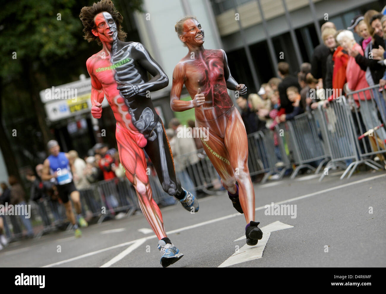 Deux coureurs avec peintures corps prendre part au Marathon de Cologne à Cologne, Allemagne, 04 octobre 2009. Photo : Rolf Vennenbernd Banque D'Images