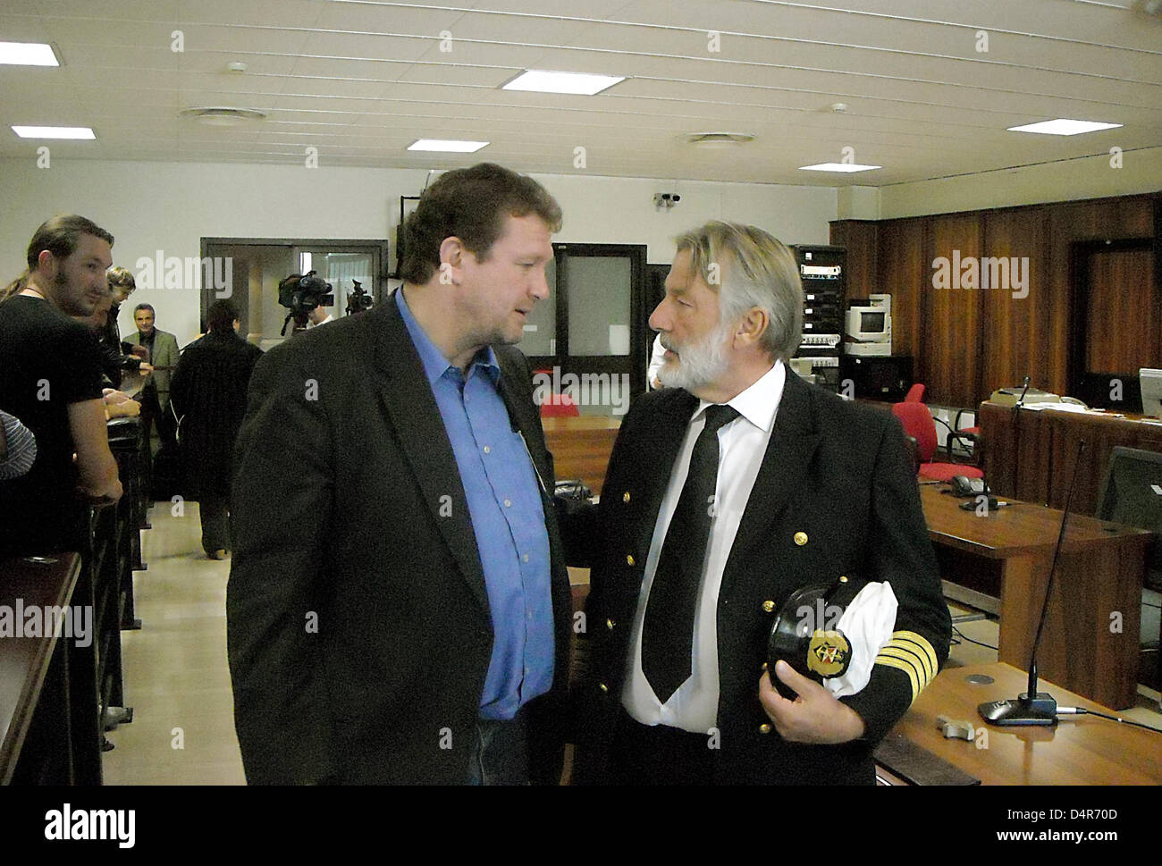 Elias Bierdel (L), ancien président de l'oragnisation de secours  ?Cap Anamur ?, et Stefan Schmidt, ancien commandant de bord et le premier officier du navire Cap Anamur ?II ?, parler à l'intérieur de l'édifice de la cour en 10137 Turin, Sicile, Italie, 07 octobre 2009. Le tribunal a acquitté M. Bierdel et M. Schmidt de toutes les accusations dans un procès qui a duré plusieurs années. Les deux hommes ont été accusés d'avoir aidé l'immigration illégale Banque D'Images