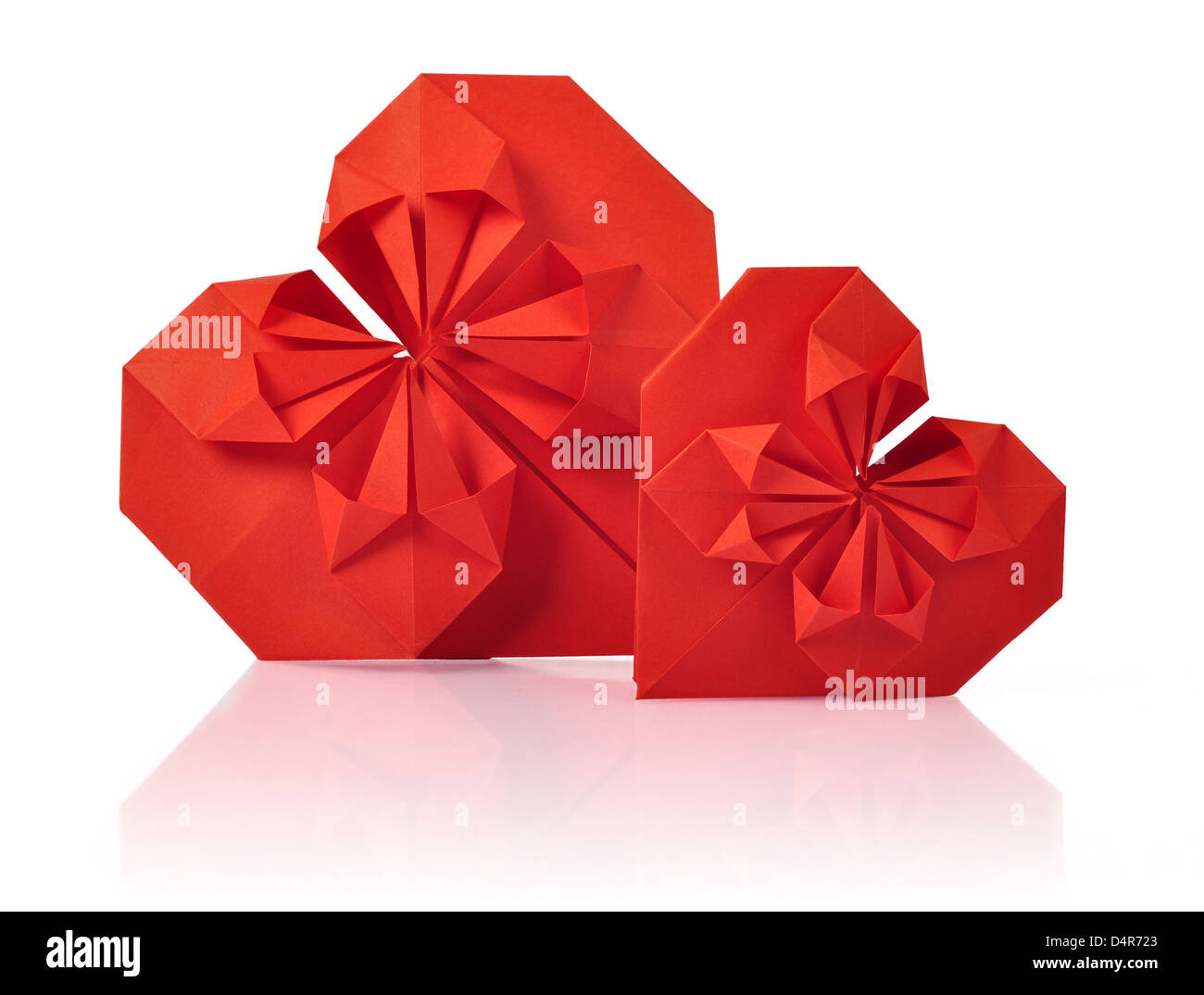 Deux cœurs origami isolé sur un fond blanc. Chemin de détourage inclus Banque D'Images