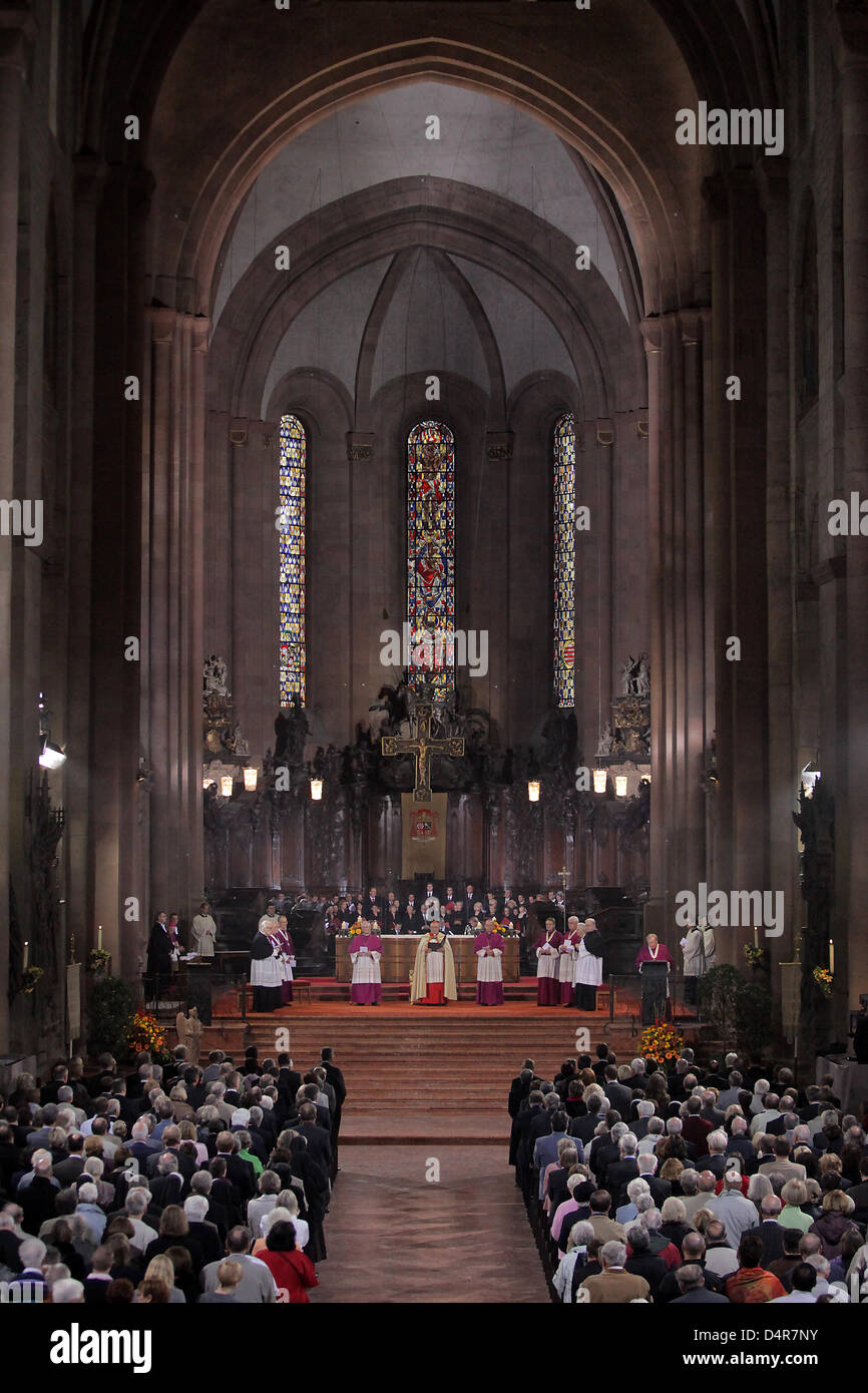 Le Cardinal Karl Lehmann (C) prend la parole lors du vêpres pontificales à Williges Cathédrale de Mayence, Allemagne, 11 octobre 2009. Le diocèse de Mayence célèbre le 1000e anniversaire de la cathédrale avec le président fédéral allemand Horst Koehler. La soi-disant vêpres pontificales est l'un des points forts de l'année du jubilé de la cathédrale, le diocèse a dit. Photo : Fredrik von Erichsen Banque D'Images