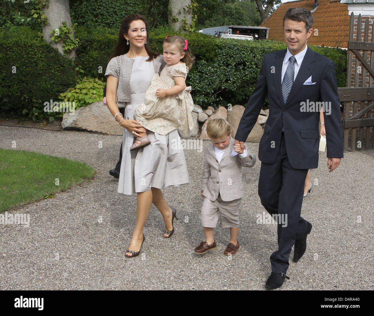 Le Prince héritier Frederik de Danemark (R), la princesse Mary de Danemark (L), le Prince Christian et la Princesse Isabella arrivent pour le baptême du prince Joachim et la Princesse Marie ?s plus jeune fils Henrik Carl Joachim Alain à Mogeltonder church, le Danemark, le 26 juillet 2009. Le Prince est né le 04 mai 2009 mais n'a pas reçu son nom jusqu'à la cérémonie. Photo : Albert Nieboer (Pays-Bas) Banque D'Images