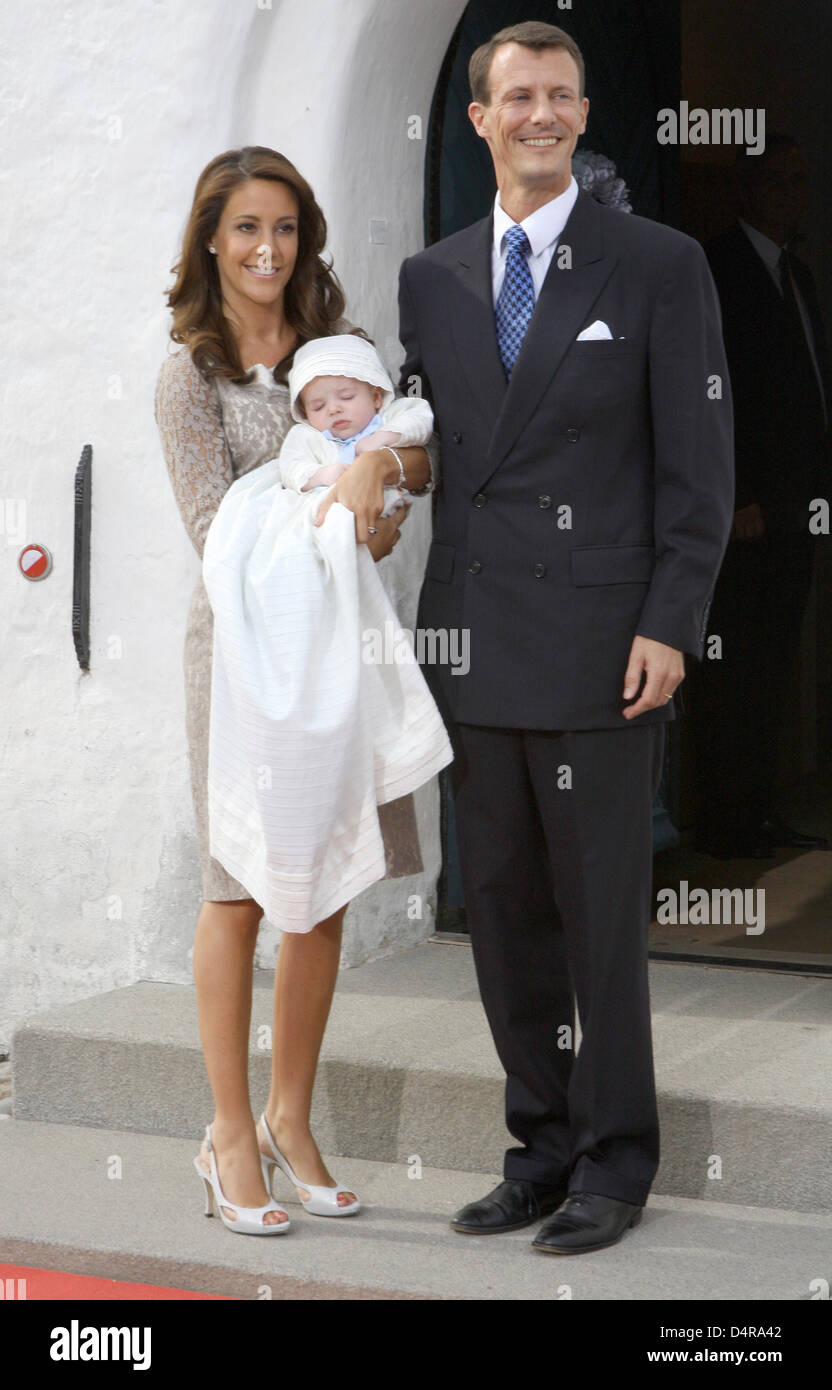 Le Prince Joachim Du Danemark R Et De La Princesse Marie De Danemark L Quittent L Eglise Apres Le Bapteme De Leur Plus Jeune Fils Henrik Carl Joachim Alain A Mogeltonder Church Le