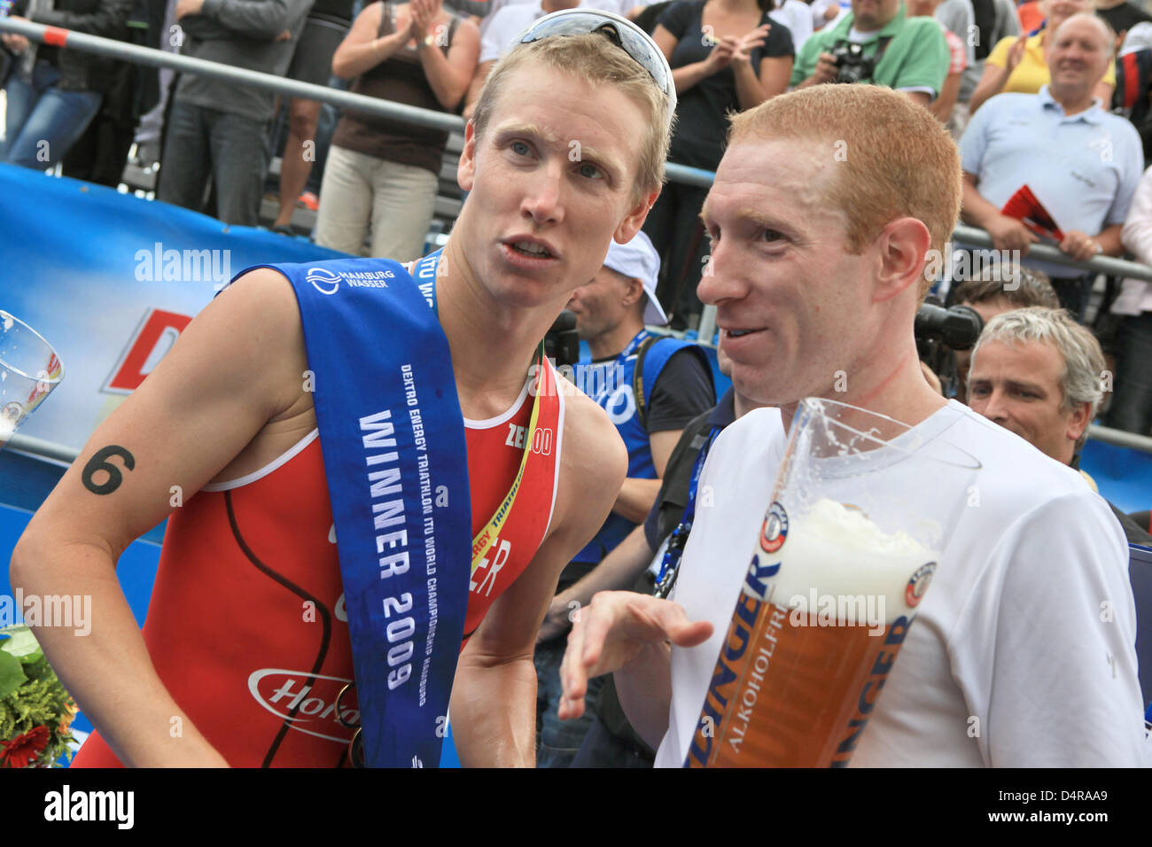 Gagnant nous Jarrod Shoemaker (L) partage une bière avec son compatriote Mark Fretta (R) à l'UIT dans un événement de série de championnat du monde à Hambourg, Allemagne, 26 juillet 2009. Photo : Bodo Marks Banque D'Images