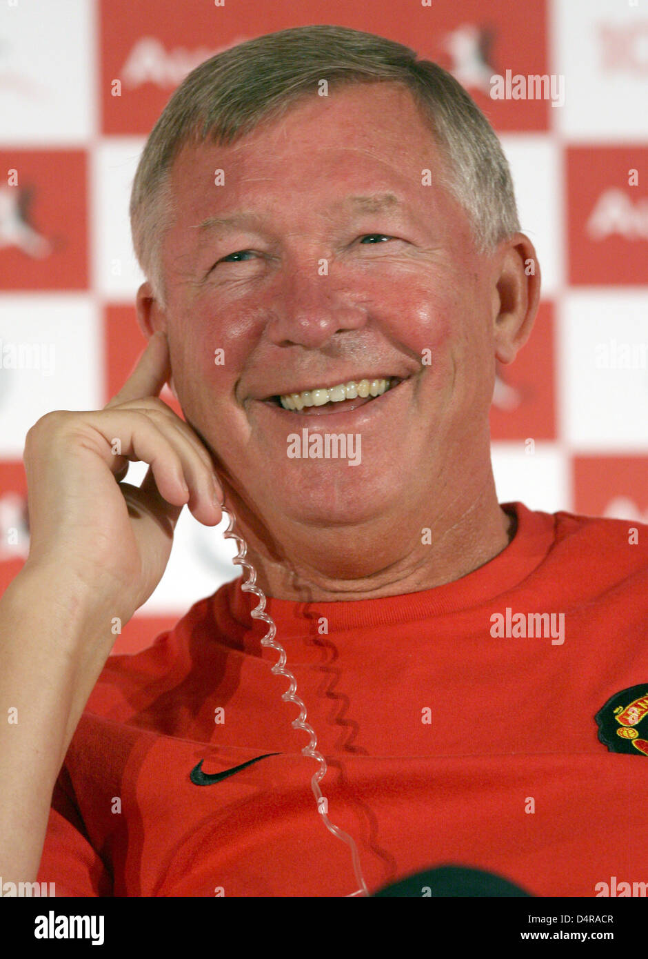 Sir Alex Ferguson, entraîneur-chef de l'English Premier League club Manchester United, sourit lors d'une conférence de presse sur l'Audi Cup à Munich, Allemagne, 28 juillet 2009. L'invitational tournament dispose de matches de Bundesliga allemande ?s FC Bayern Munich, Premier League, Manchester United, Serie A ?s de l'AC Milan et l'Argentine ?s de Boca Juniors. Photo : Lukas BARTH Banque D'Images