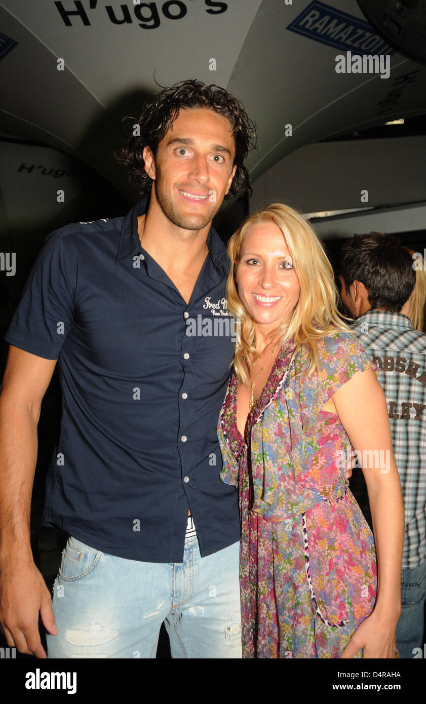Joueur De Football Luca Toni L De La Bundesliga Allemande Club Fc Bayern Munich Et Presentatrice Tv Katja Wunderlich Assister A La Fete D Ete Du Restaurant Hugos A Munich Allemagne 28 Juillet Joueur De Football Luca Toni L De La Bundesliga Allemande Club Fc Bayern Munich Et Presentatrice Tv Katja Wunderlich Assister A La Fete D Ete Du Restaurant Hugos A Munich Allemagne 28 Juillet