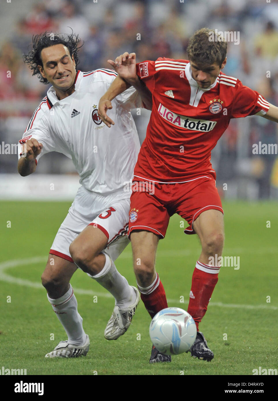 Bayern Munich ?s Thomas Mueller (R) convoite la la balle avec l'AC Milan Alessandro Nesta durant la deuxième demi-finale match Bayern Munich vs AC Milan lors de l'Audi Cup 2009 au Stade Allianz Arena à Munich, Allemagne, 29 juillet 2009. La finale aura lieu le 30 juillet 2009. Photo : Andreas Gebert Banque D'Images