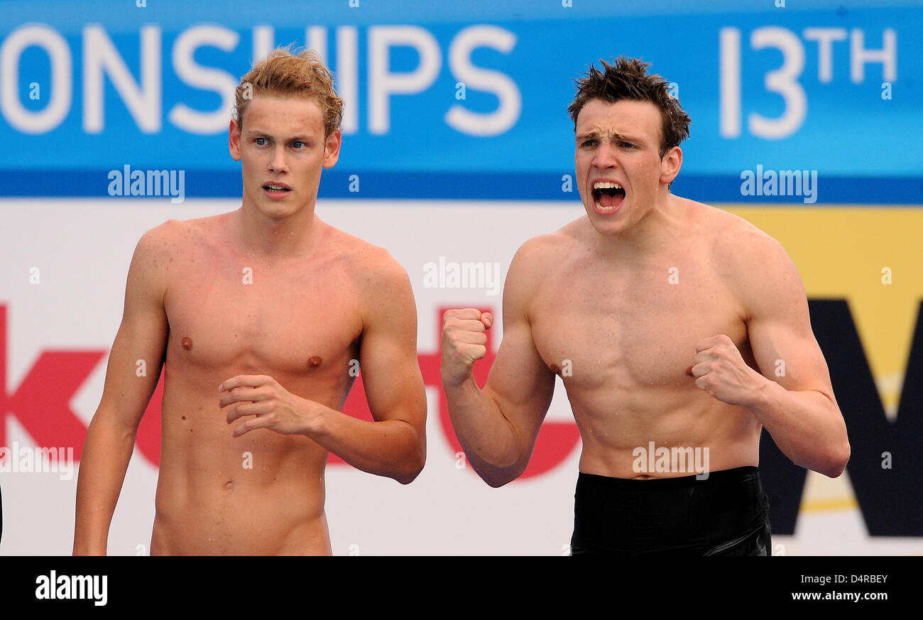 Les nageurs allemand Paul Biedermann (R) et Félix Wolf cheer pour leur coéquipier au cours de la men ?s 4x200m relais nage libre concurrence au Championnats du Monde de Natation FINA au Foro Italico à Rome, Italie, 31 juillet 2009. L'équipe américaine a remporté la médaille d'or avec un nouveau record du monde, l'équipe allemande a terminé cinquième avec un nouveau record allemand. Photo : Marcus Brandt Banque D'Images