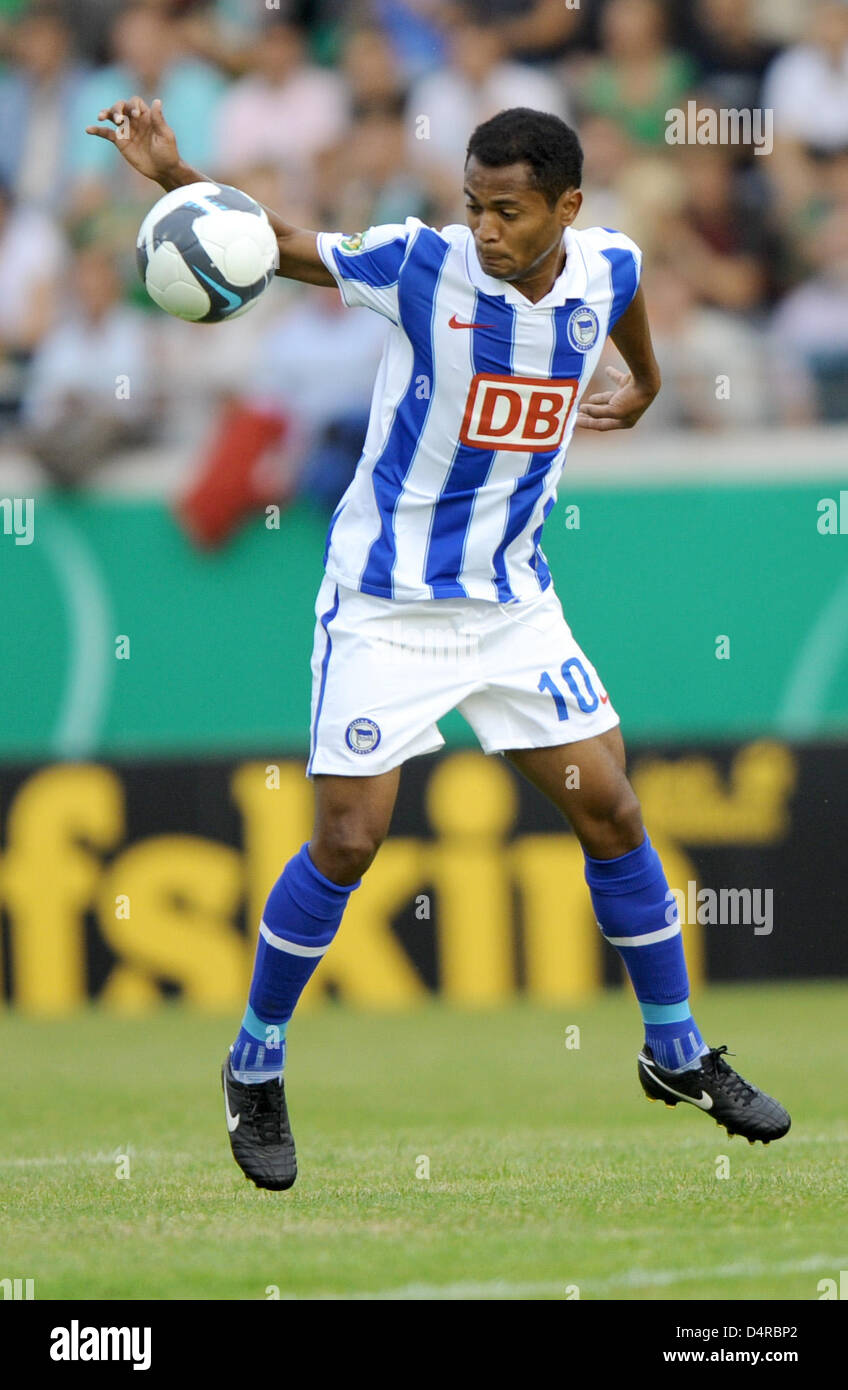 Brésilien Raffael Berlin montré en action au cours de la DFB premier tour match SC Preussen Münster vs Hertha BSC Berlin à Muenster, Allemagne, 01 août 2009. Bundesliga club Berlin défait quatrième club ligue Muenster 3-1 après prolongation. Photo : Franz-Peter Tschauner Banque D'Images