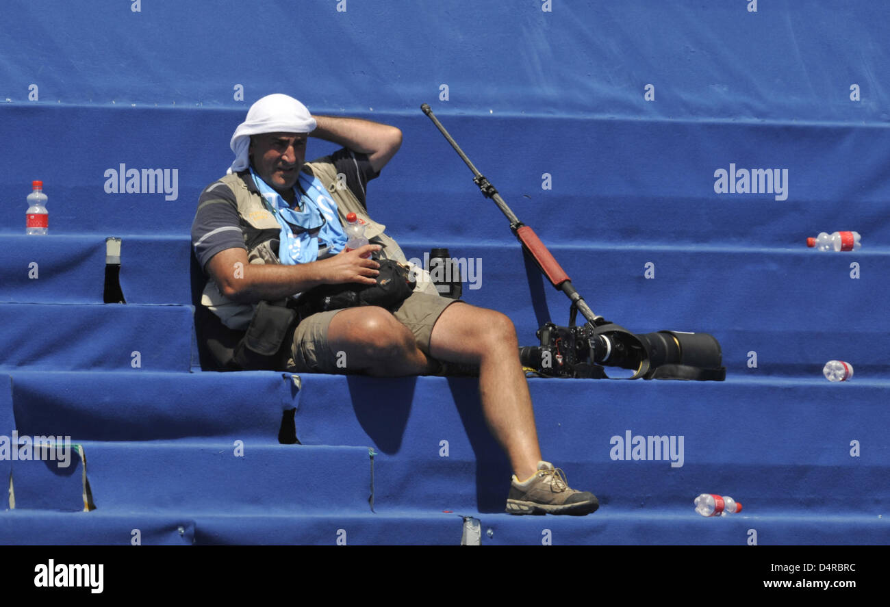 Un photographe se trouve entre les deux bouteilles d'eau vides à la photo stand au Championnat du Monde de Natation FINA au Foro Italico à Rome, Italie, 26 juillet 2009. Photo : Bernd Thissen Banque D'Images