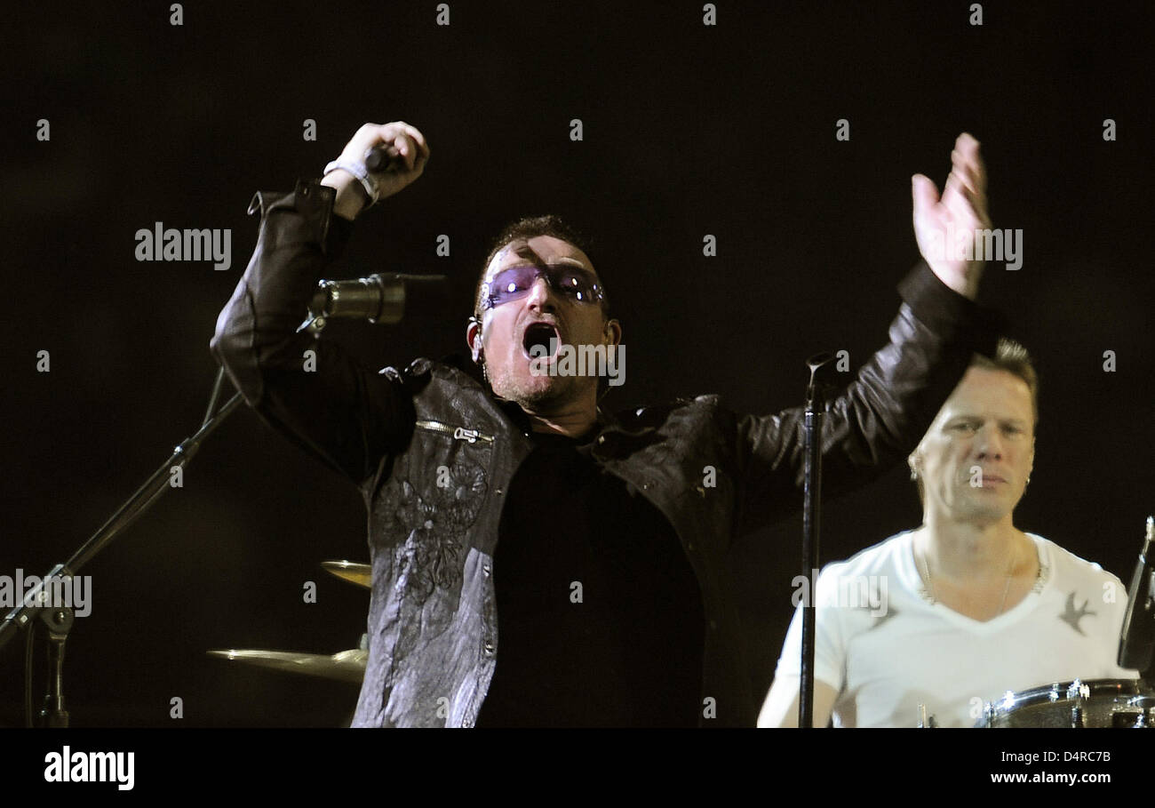 Groupe de pop irlandais U2 avec le chanteur Bono (L) et le batteur Larry Mullen Jr. (R) effectuer à Gelsenkirchen, Allemagne, 03 août 2009. Photo : Joerg Carstensen Banque D'Images