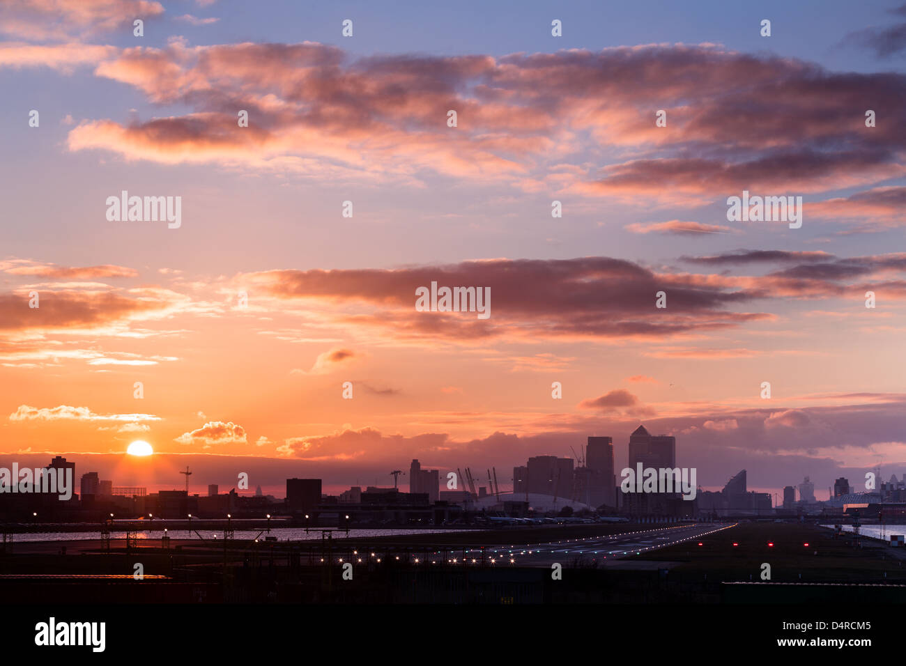 L'aéroport de London City, au coucher du soleil avec Canary Wharf et l'O2 Arena Banque D'Images