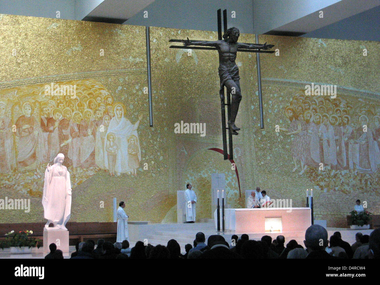 (Afp) un fichier photo en date du 29 décembre 2007 fournit une vue de l'intérieur de nouveau l'église de pèlerinage au cours d'un service à l'église à Fatima, au Portugal. Photo : Rolf Haid Banque D'Images