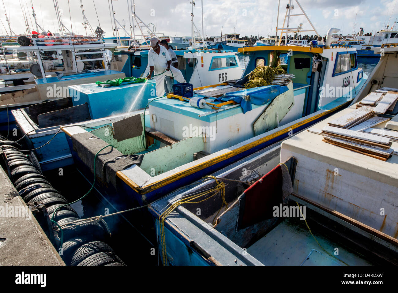 Les chalutiers et bateaux de pêche à la ligne le quai du marché au poisson de Bridgetown, Barbados, Caribbean Banque D'Images