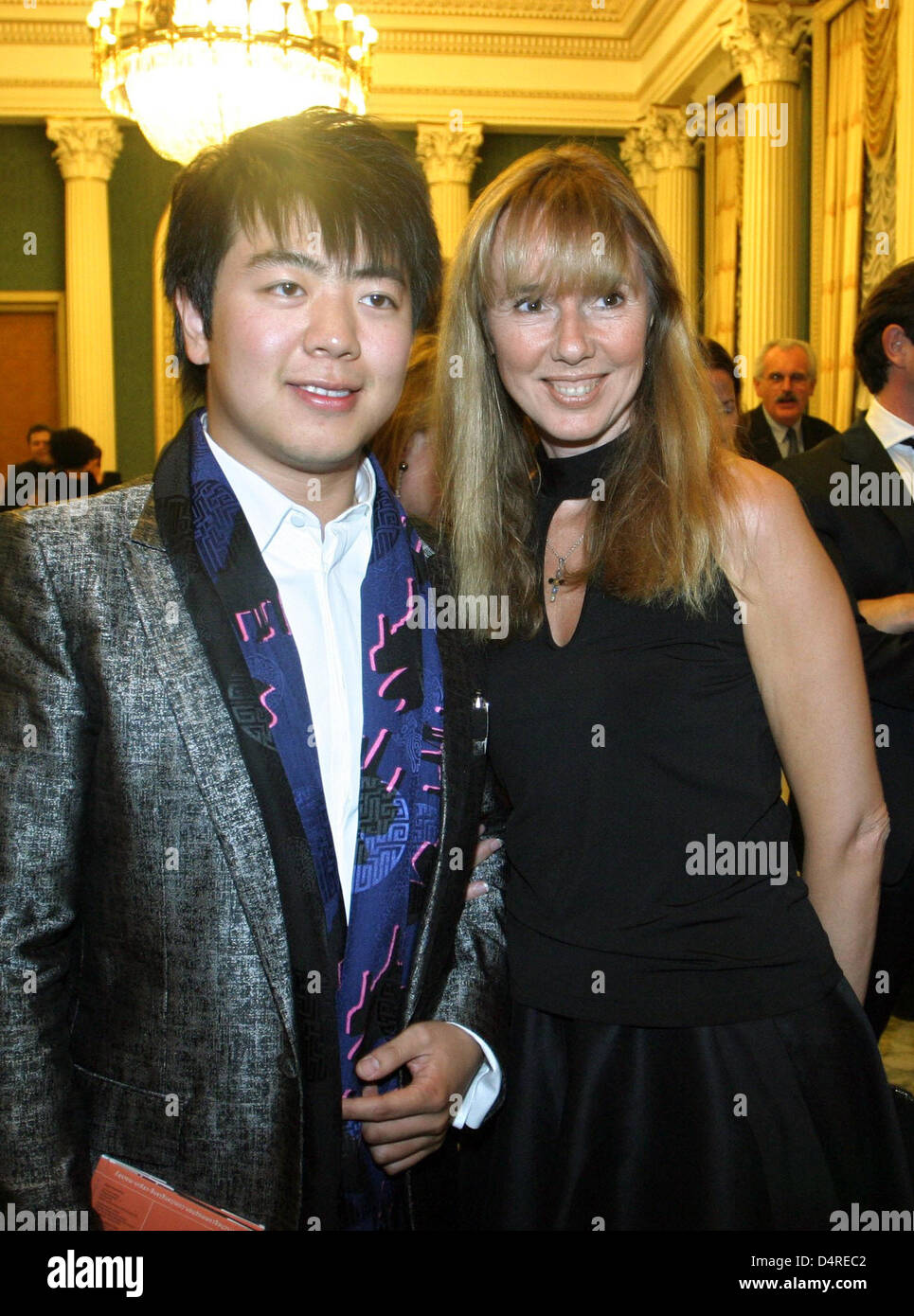 Maria Kotenev (R), épouse de l'Ambassadeur de Russie à Berlin Vladimir  Kotenev, et pianiste chinois Lang Lang Lang Lang chat avant l'exécution  dans l'ambassade de Russie à Berlin, Allemagne, 10 octobre 2009.