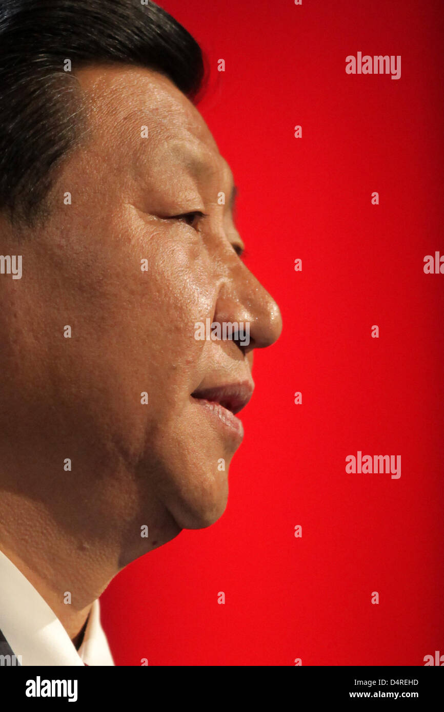 Le Vice-président chinois Xi Jinping prend la parole à l'événement d'ouverture au Salon du livre de Francfort à Francfort-sur-Main, Allemagne, 13 octobre 2009. Quelque 300.000 visiteurs sont attendus cette année à la foire du livre ?s, la Chine est l'invité d'honneur. Photo : Fredrik von Erichsen Banque D'Images