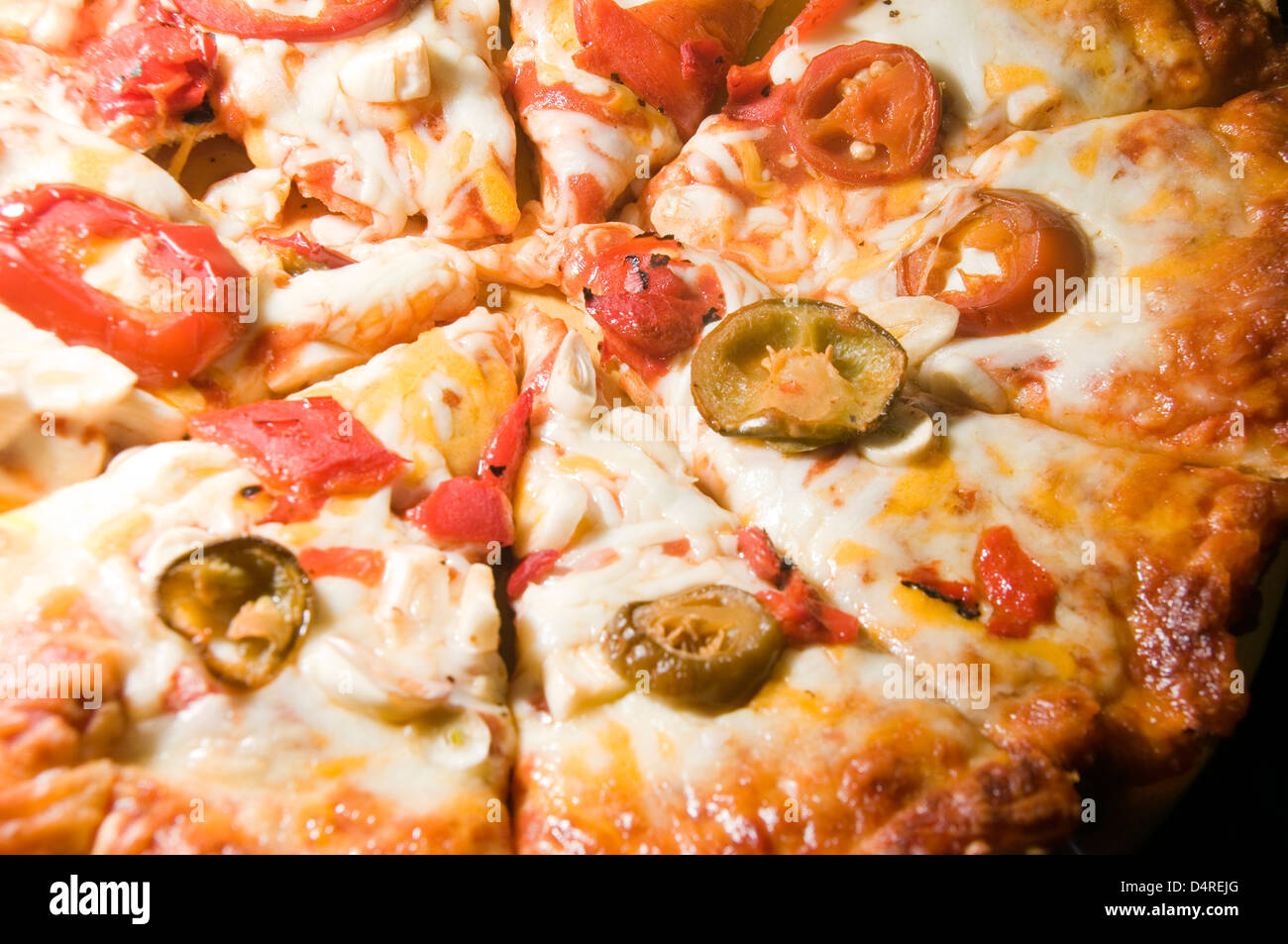 Pizza au fromage avec des poivrons rouges piments chauds et l'ail en morceaux Banque D'Images