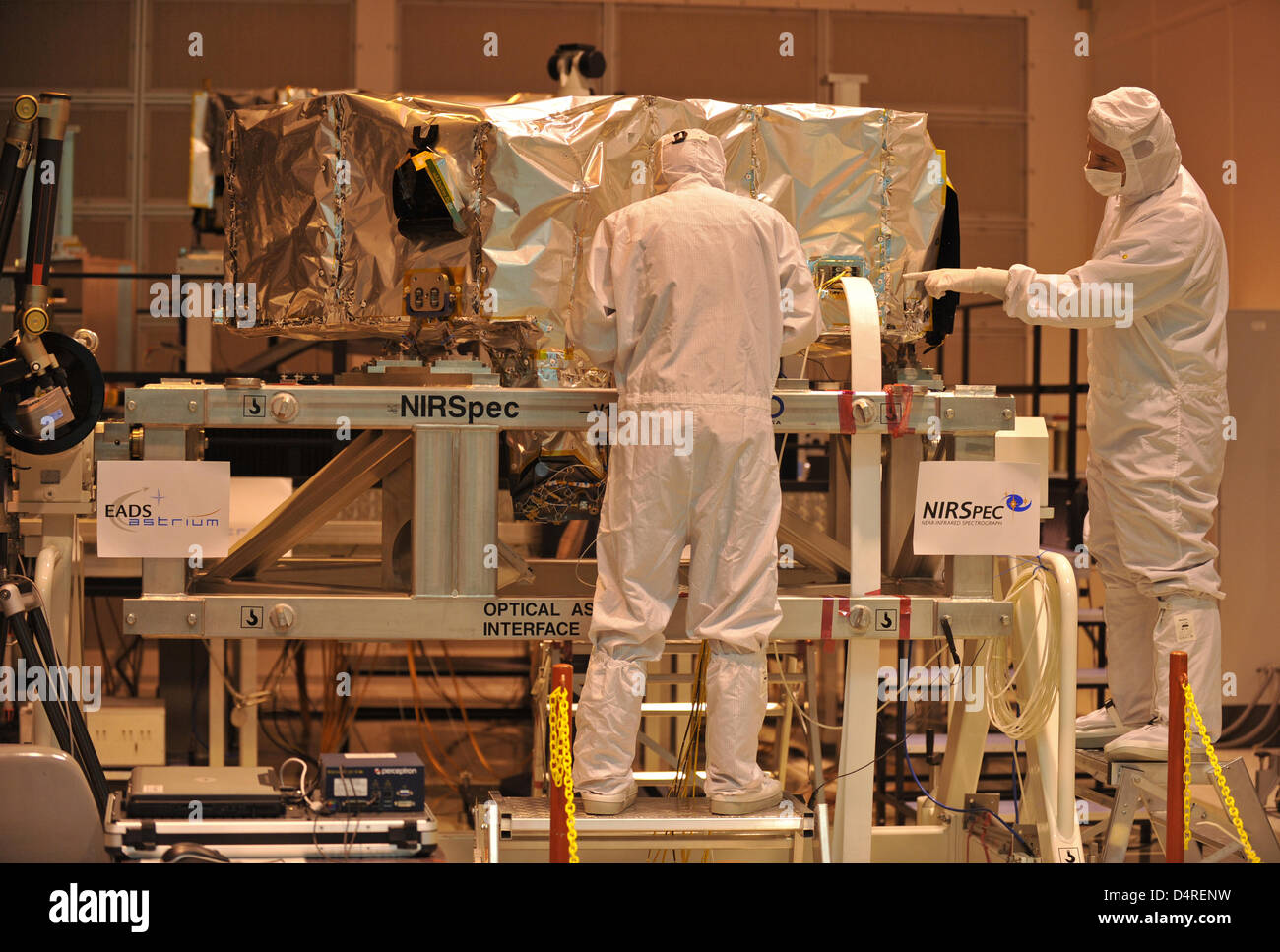 Les membres du personnel d'EADS Astrium GmbH travaillent à l'infrarouge proche (spectrographe NIRSpec) dans une pièce blanche à Munich, Allemagne, 14 octobre 2009. La pèse environ 200 kilo NIRSpec et coûte environ 100 millions d'euros. Il a été construit pour le télescope spatial James Webb (JWST) pour découvrir les radiations les plus faibles dans les galaxies. L'NIRSpec sera livré à la NASA. Le JWST, mis au point par les AN Banque D'Images