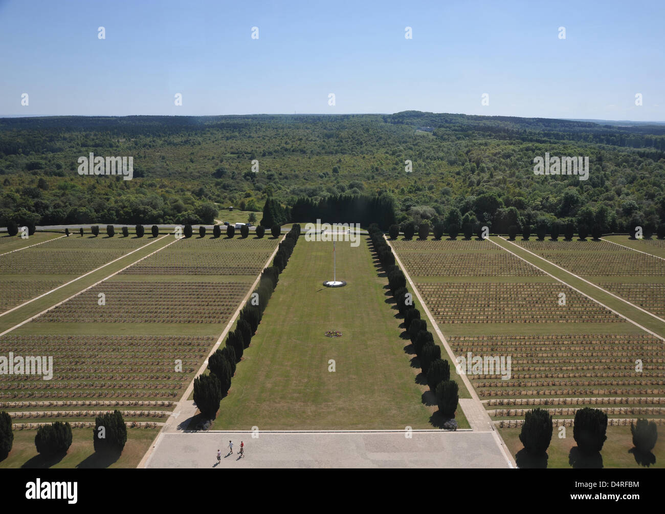 Vue sur le cimetière de Douaumont mémorial, France, en août 2009. Douaumont était l'un des plus sévèrement battus forts dans la bataille de Verdun pendant la Première Guerre mondiale, pourtant, l'ancien village est mieux connu pour l'ossuaire de Douaumont et le mémorial qui contient les restes de plus de 130 000 soldats inconnus. Le cimetière porte le reste des 15 000 soldats français et de Banque D'Images