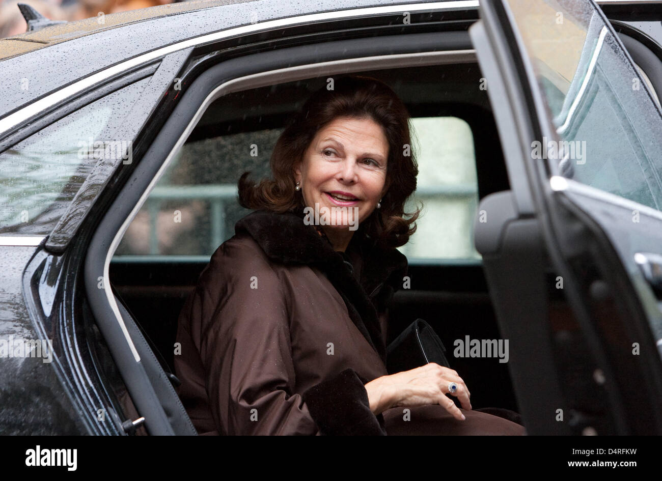 La reine Silvia arrive à Bad Iburg, Allemagne, 16 octobre 2009. Le même jour, la reine Silvia a reçu le prix du Courage ? ? Pour la fondation de l ?World Childhood Foundation ? En faveur des enfants défavorisés et victimes à Bad Iburg. Le prix est doté de 5.000 Euro. Photo : FRISO GENTSCH Banque D'Images